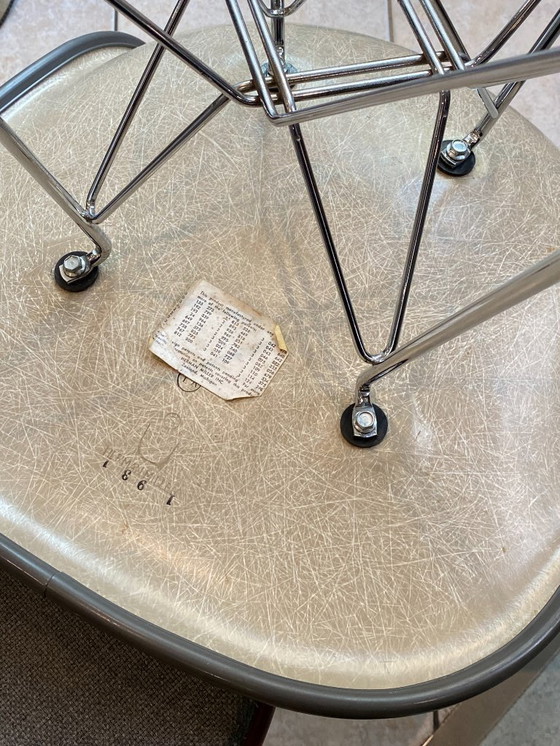 Image 1 of Sedia in fibra di vetro, rivestimento in vinile, stile DSR Eiffel, verde/greige, vintage Eames/Herman Miller, anni '50/'60/'70