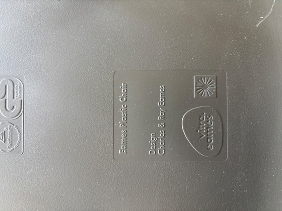 Image 1 of 2 chaises Eames en plastique DSR