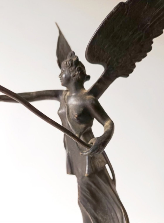 Image 1 of Sculpture antique de la Victoire ailée en bronze et cire perdue