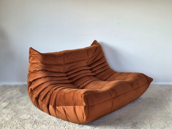 Image 1 of Ambrer fluwelen tweezitsbank Togo van Michel Ducaroy voor Ligne Roset