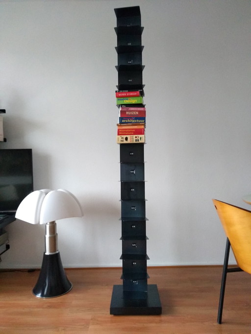Pas une bibliothèque, mais une colonne de livres - Ptolomeo