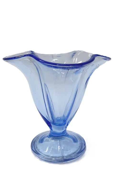 Coupe à dessert ou coupe à glace vintage en verre pressé bleu