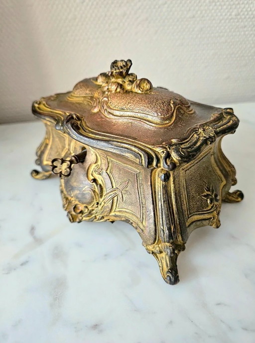 Zeldzame antieke geheime doos in rococo-stijl (Lodewijk XV) van verguld brons met sleutel, gewicht 858 g