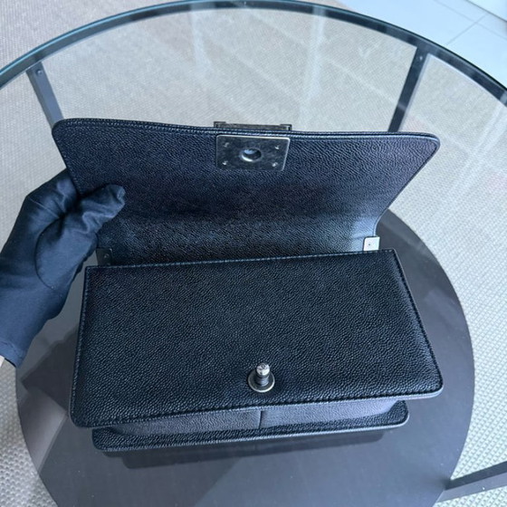 Image 1 of Chanel Boy Medium – Gestepptes, genarbtes Kalbsleder in Caviar-Optik, schwarze Ruthenium-silberne Beschläge, Serie 20