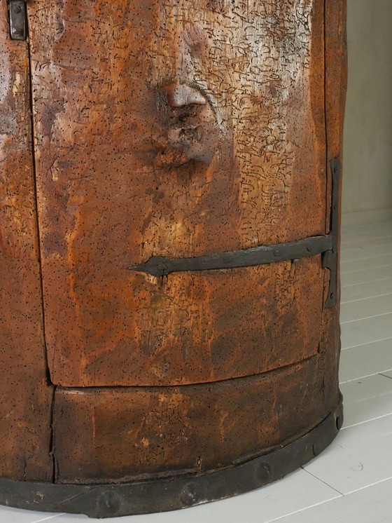 Image 1 of Cabinet d'art populaire primitif fabriqué à partir d'un vieux tronc d'arbre.
