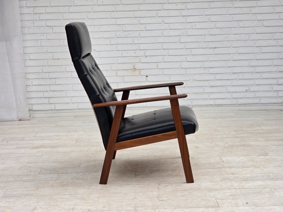 Image 1 of Deense fauteuil uit de jaren 70, zwart kunstleer, teakhout.