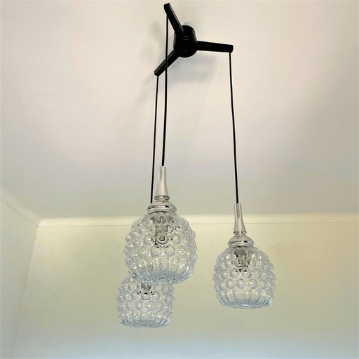Mid-century moderne kroonluchter met drie lampen, gemaakt van bubbelglas en een trapsgewijs ontwerp. (photo 2 of 16)