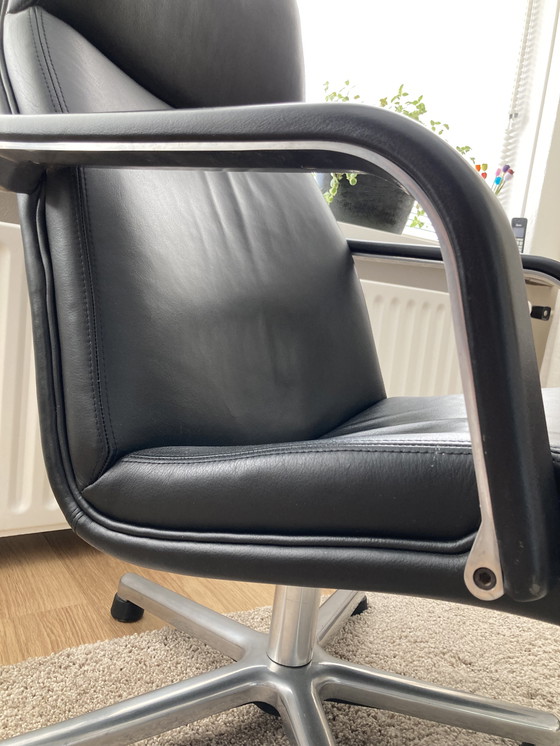 Image 1 of Artifort F154 Zwartlederen Draaifauteuil