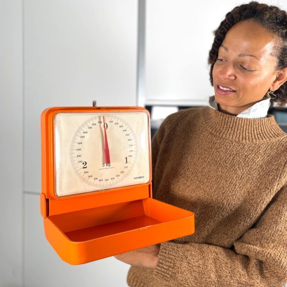 Image 1 of Vintage Oranje Vendex Duitse keukenweegschaal voor wandmontage