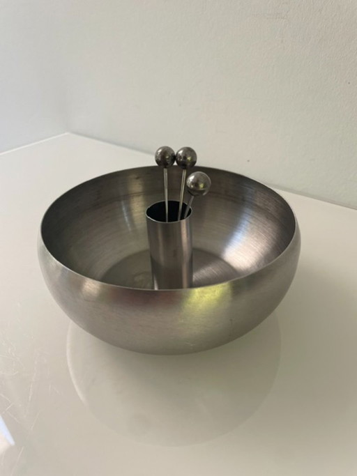 Ciotola vintage in acciaio inox per snack o tapas con stuzzicadenti.