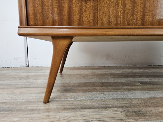 Image 1 of Commode des années 1950 recouverte de noyer avec poignées en laiton
