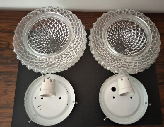 Image 1 of 2 lampade da soffitto vintage con rilievo a forma di ananas e rosone nero massiccio.