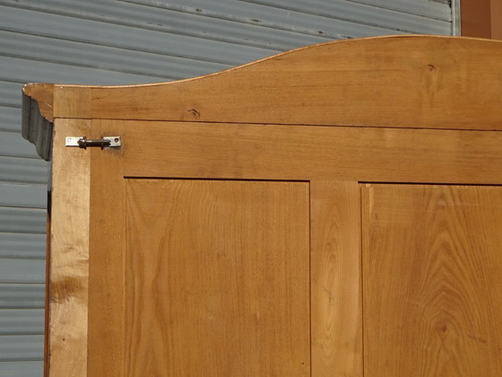 Image 1 of Armadio in noce massello in stile Luigi XV