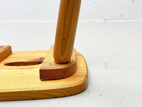 Image 1 of Zwitserse houten vierpootkruk gemaakt van dennenhout