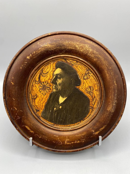 Antique wood-burned wall plate, man's portrait, Art Nouveau decor – decoratieve objecten