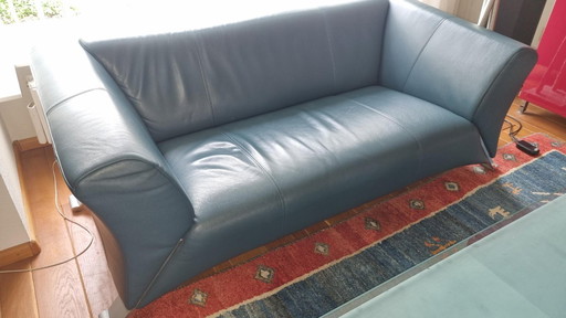 Rolf Benz modelo 332, color petróleo/azul 60.516, pierna de cuero y aluminio fundido,