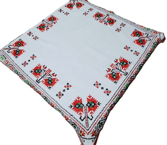 Image 1 of Nappe carrée vintage brodée à la main 63 x 63 cm
