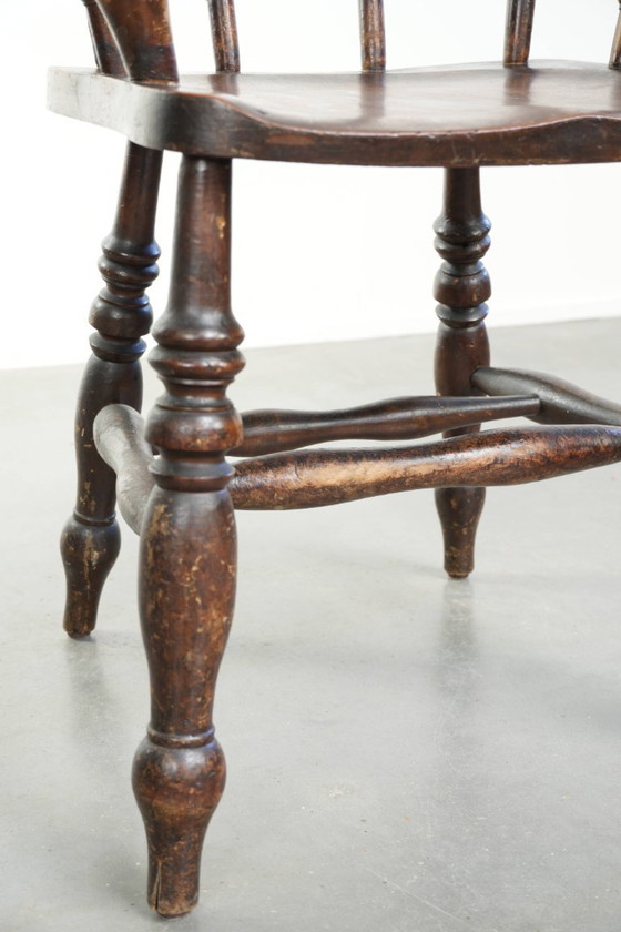 Image 1 of Houten Engelse antieke pub/ captain chair uit eind 19e eeuw met karakter en een prachtige kleurstelling