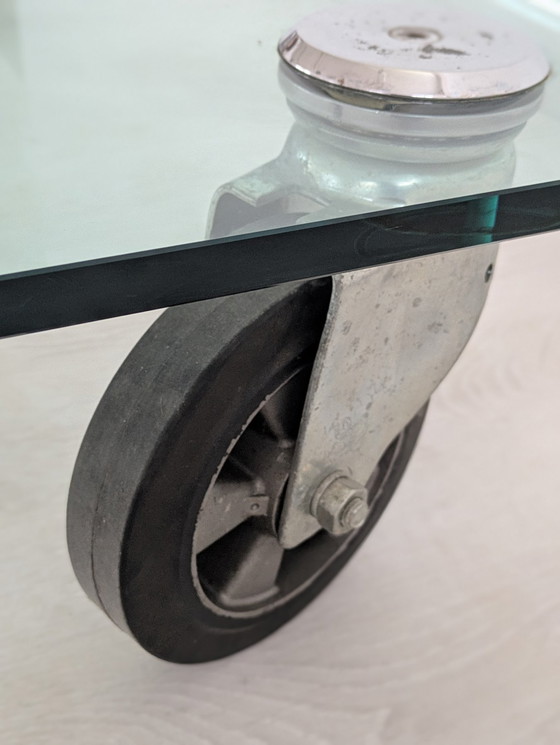 Image 1 of Table basse - Cristal - Table basse en cristal, sur roulettes, dans le style de Gae Aulenti