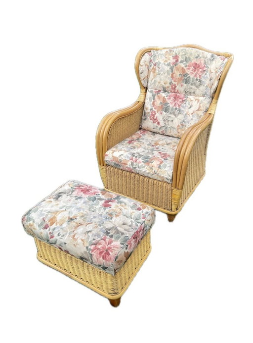 1 x Encantadora y acogedora silla de ratán con reposapiés