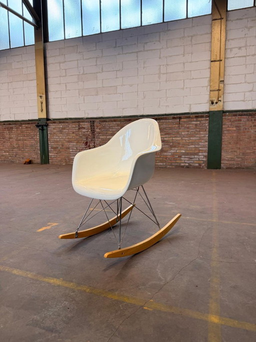 Sedia a dondolo Eames RAR, in plastica - Bianco/Cromo/Acero dorato (copia dell'originale) – Charles & Ray Eames