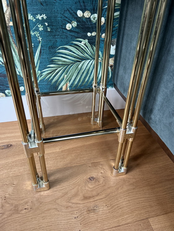 Image 1 of Tavolino laterale vintage in ottone con vetro fumé in stile anni '70 (Hollywood Regency)