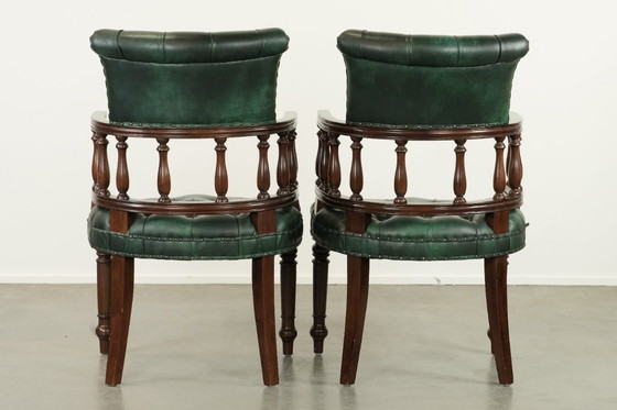 Image 1 of 2 sillas de escritorio/auxiliares Chesterfield de piel de vaca verde flameada al estilo inglés.