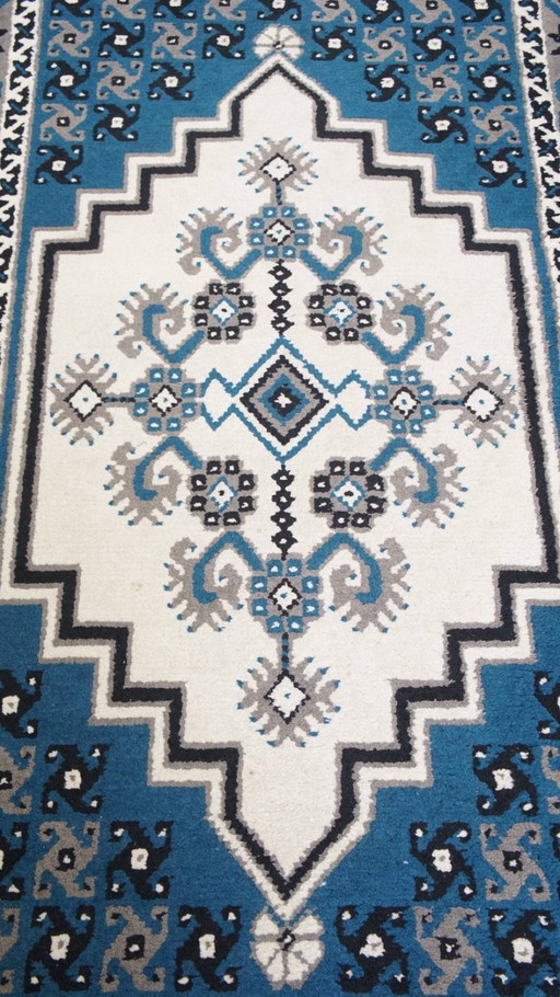 Tapis oriental aux tons bleus et blancs 181x90cm