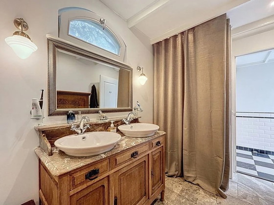 Image 1 of Cómoda antigua con tapa de mármol