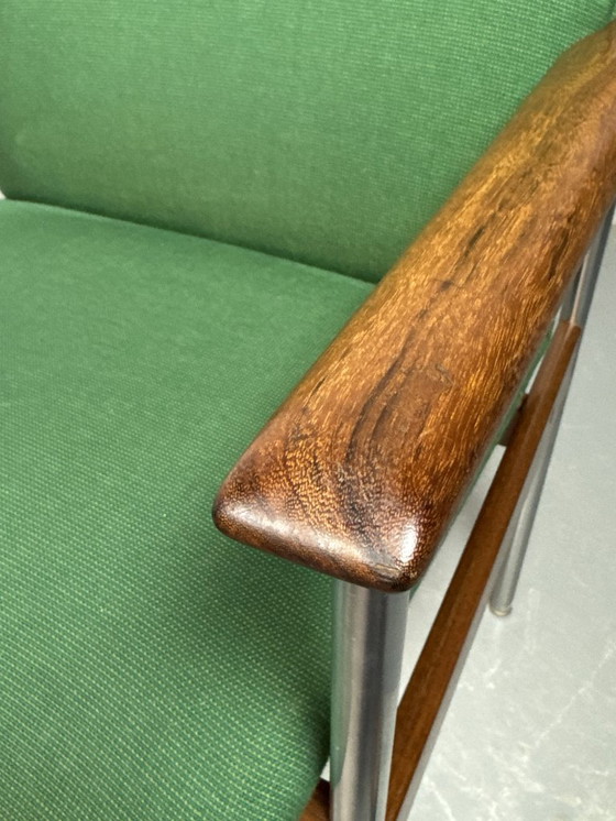 Image 1 of Juego de 4 sillas de comedor Thereca de diseño de mediados de siglo con tapicería verde vibrante.