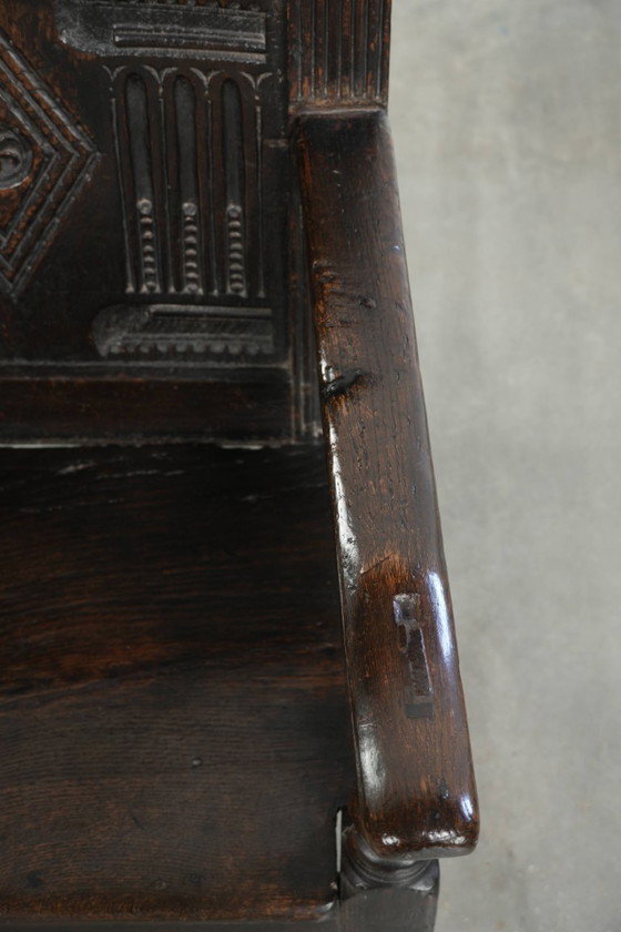 Image 1 of Chaise anglaise ancienne en chêne / Chaise à lambris du XVIIe siècle, ornée de magnifiques sculptures et détails en bois.
