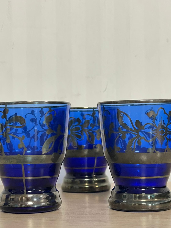 Image 1 of Rosolio-fles: 1 fles en 12 met zilver versierde glazen.