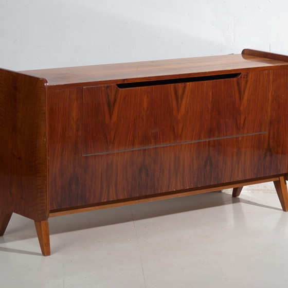 Credenza con vetrina Mid-Century impiallacciata in noce con gambe affusolate – Cecoslovacchia, circa 1960 (photo 4 of 39)