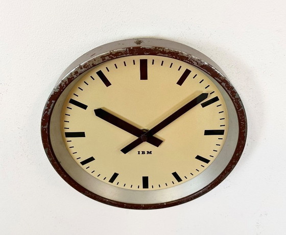 Image 1 of Bruine industriële fabriekswandklok van IBM, jaren 50