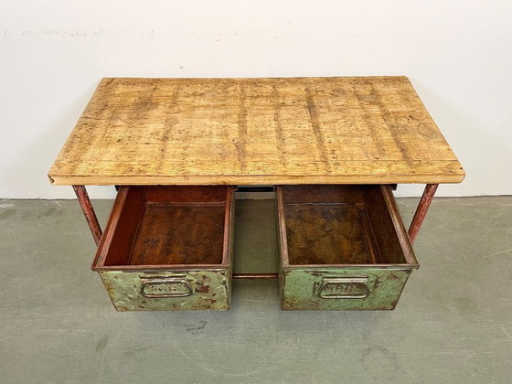 Image 1 of Table de travail industrielle rouge avec deux tiroirs en fer vert, années 1960