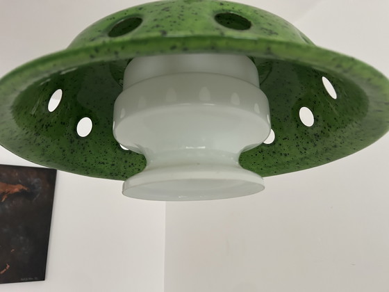 Image 1 of Suspension vintage en émail vert et verre opalin