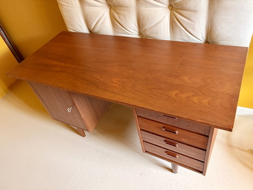 Scrivania danese vintage in teak, design di metà secolo degli anni '60.