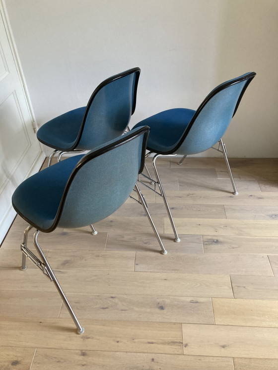 3 sedie da pranzo Eames in fibra di vetro di Vitra – Metal, Chrome (photo 4 of 15)