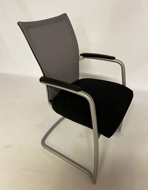 Sedia da ufficio Haworth nera con gambe grigie e cromate