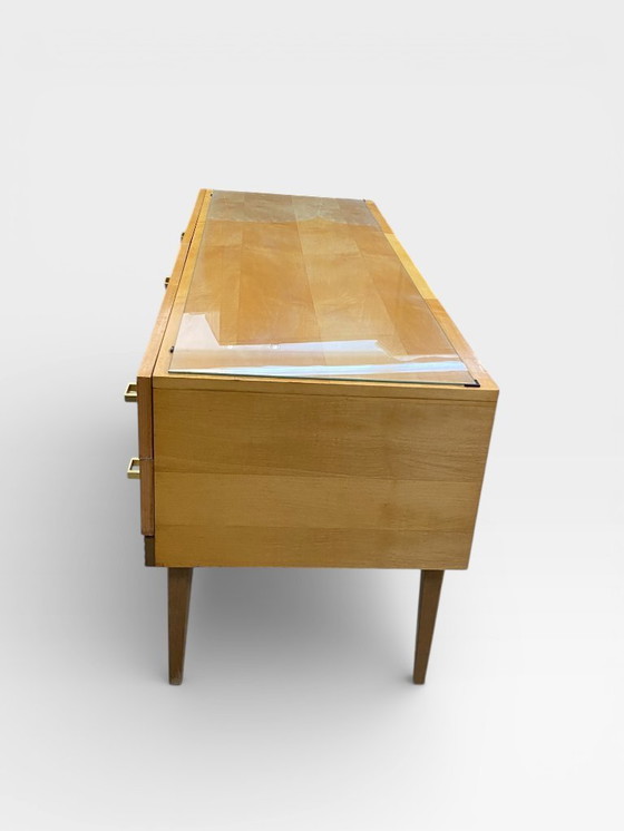 Image 1 of Mid Century Frisierkommode / Kommode – Ahorn Furnier – Messinggriffe – Glasplatte – 1950er/60er – Made in Germany