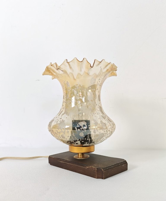 Lampe vintage en verre ambré, base en bois années 70, lampe de chevet, lampe tempête rétro, Sijaj Hrastnik (photo 5 of 7)