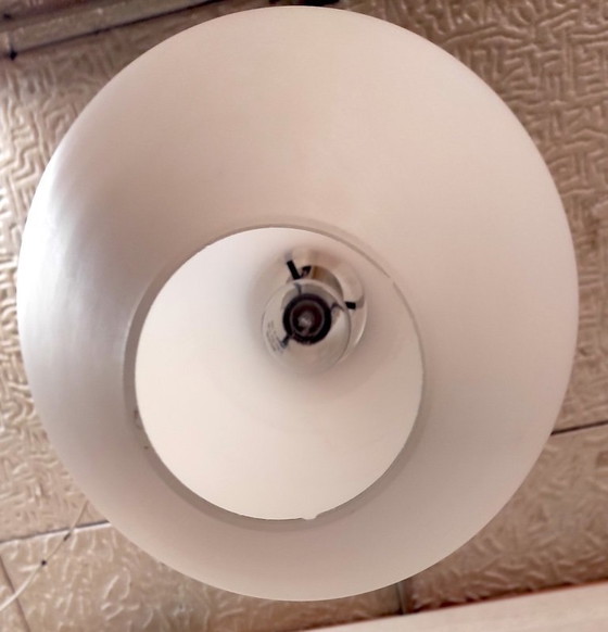 Image 1 of Lampada a sospensione a globo opalino con montatura in ottone - anni '50/'60