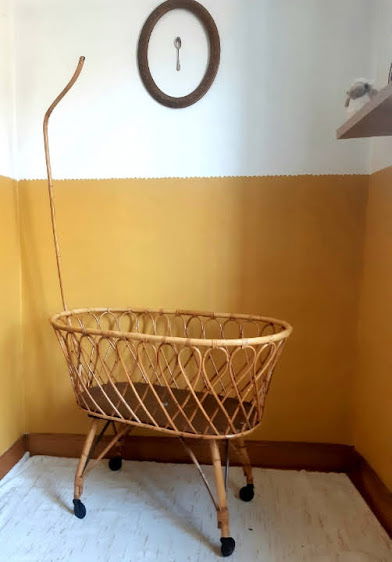 Cuna de cuello de cisne de ratán, circa 1960