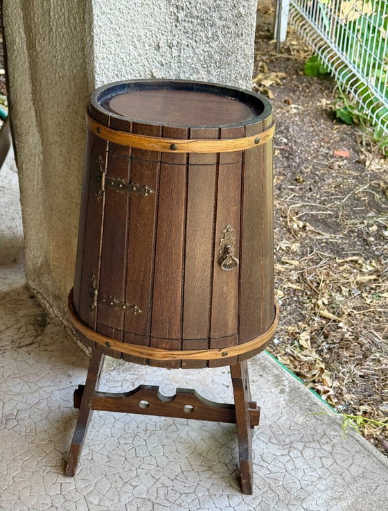 Image 1 of Meuble bar vintage en forme de tonneau 