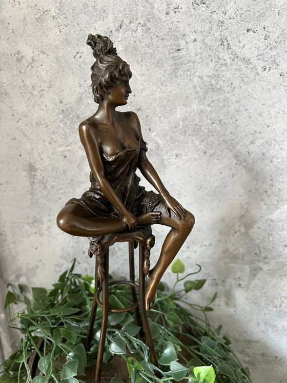 Image 1 of Statua di bronzo donna su sgabello