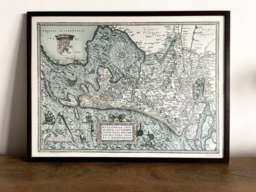 Ingelijste kaart van Nederland uit 1570 door Ortelius, Theatrum Orbis Terrarum, gedrukte reproductie op stof