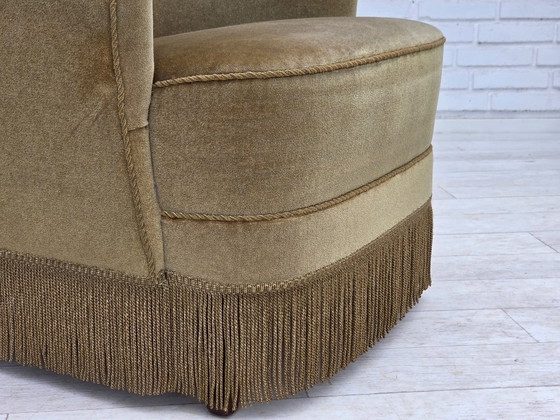 Image 1 of Poltrona danese con schienale alto, anni '70, rivestimento in velluto verde chiaro.