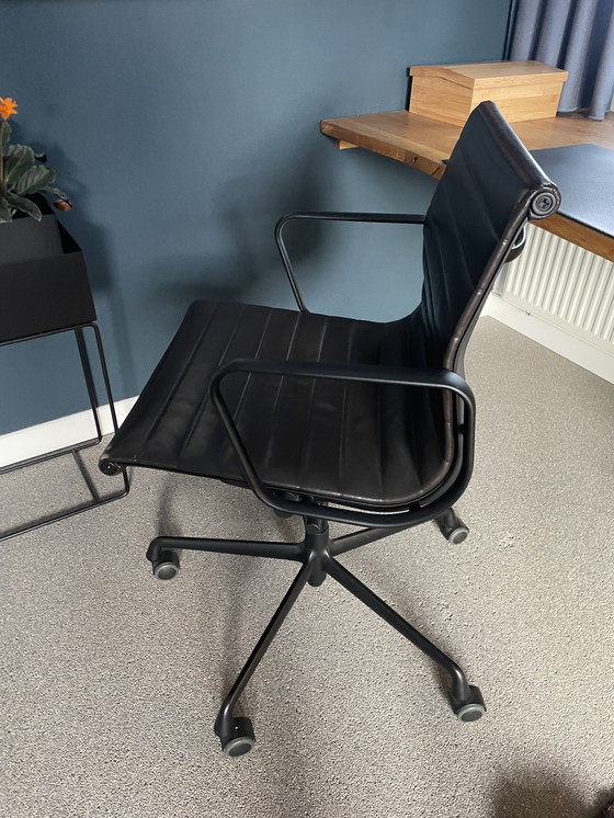Image 1 of Vitra eames bureaustoel EA118