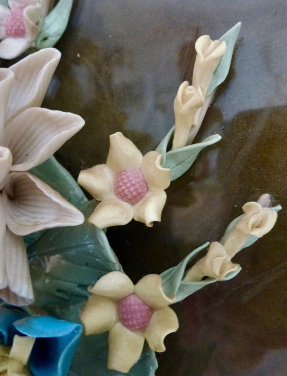 Image 1 of Quadro in porcellana d'epoca con fiori applicati molto finemente...,