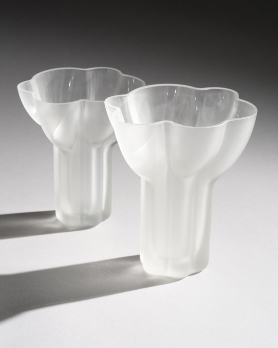 Image 1 of Dúo de jarrones de vidrio satinado Rosenthal de Tapio Wirkkala: formas esculturales de vidrio esmerilado.